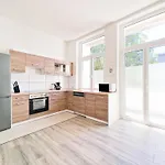 Apartment Tolstov - 3 Mit Balkon - 15 Min Zur Messe Dus