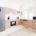 Tolstov - 3 Mit Balkon - 15 Min Zur Messe Dus Apartment